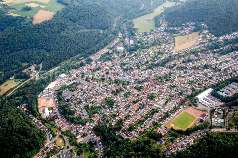 Aerial photograph Waldfischbach-Burgalben - Town View of the streets and houses of the residential areas in Waldfischbach-Burgalben in the state Rhineland-Palatinate, Germany