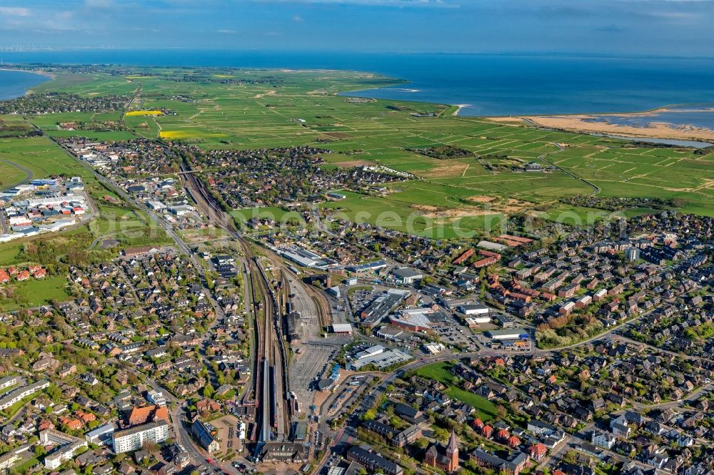 Westerland (Sylt) from the bird's eye view: Town view of the streets and houses of the residential areas in Westerland and Tinnum on the island of Sylt in the state Schleswig-Holstein, Germany