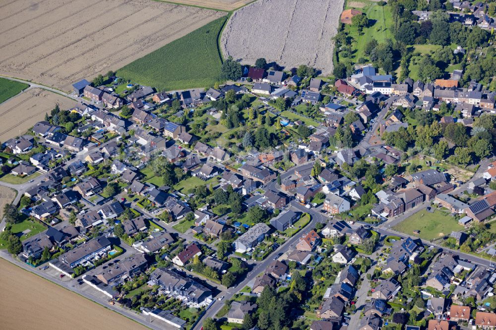 Wickrath-West from the bird's eye view: View of the streets and houses of the residential areas in Wickrath-West in the federal state of North Rhine-Westphalia, Germany