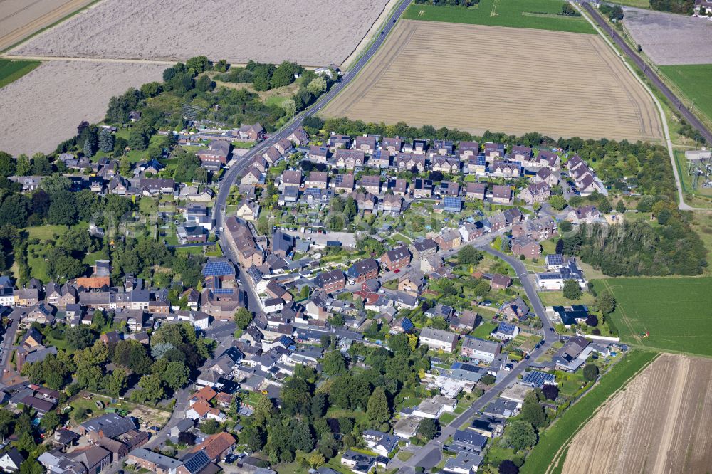 Aerial photograph Wickrath-West - View of the streets and houses of the residential areas in Wickrath-West in the federal state of North Rhine-Westphalia, Germany