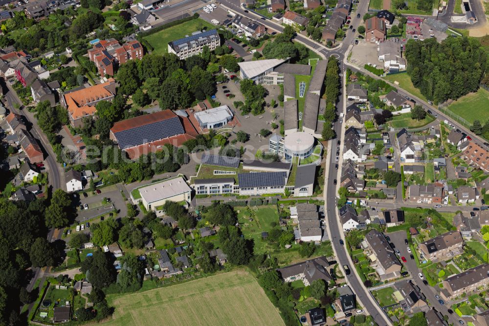 Willich from above - Local view of the streets and houses of the residential areas in Anrath on the street Hausbroicher Strasse in the federal state of North Rhine-Westphalia in Anrath in the federal state of North Rhine-Westphalia, Germany