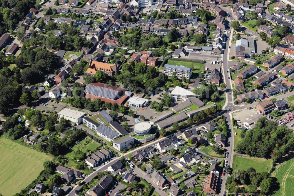 Willich from the bird's eye view: Local view of the streets and houses of the residential areas in Anrath on the street Hausbroicher Strasse in the federal state of North Rhine-Westphalia in Anrath in the federal state of North Rhine-Westphalia, Germany