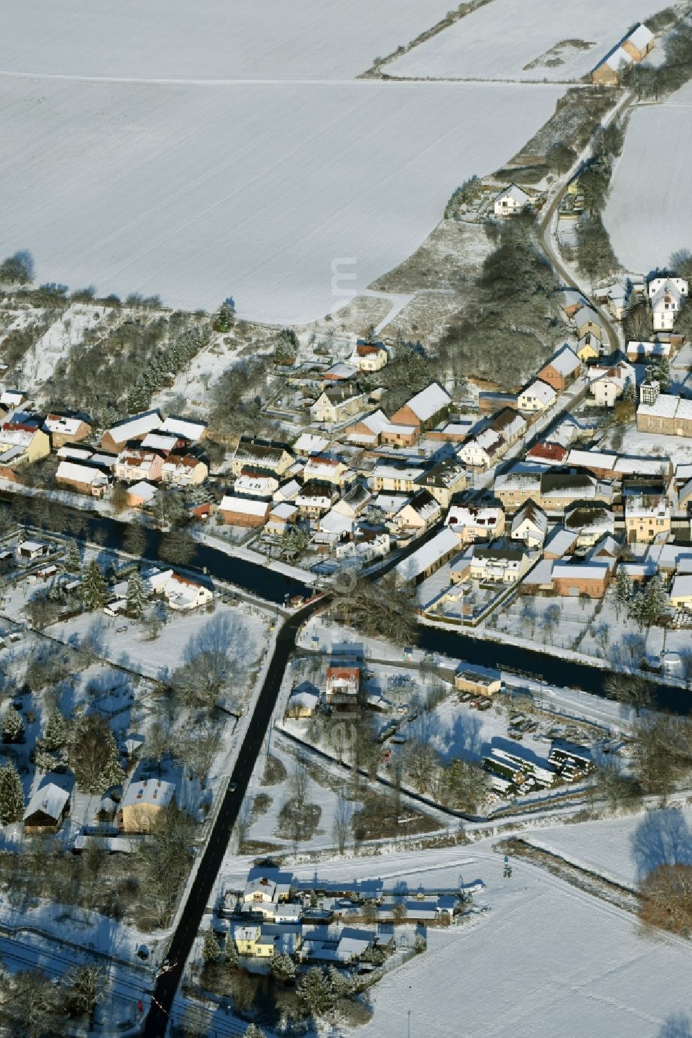 Aerial photograph Niederfinow - View of the snow-covered winterly village of Niederfinow along the river of Old Finow in the state of Brandenburg