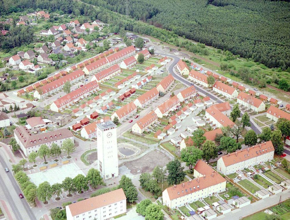 Schwarzheide from the bird's eye view: Ortsansicht der Wohngebiete um den Wasserturm in Schwarzheide.