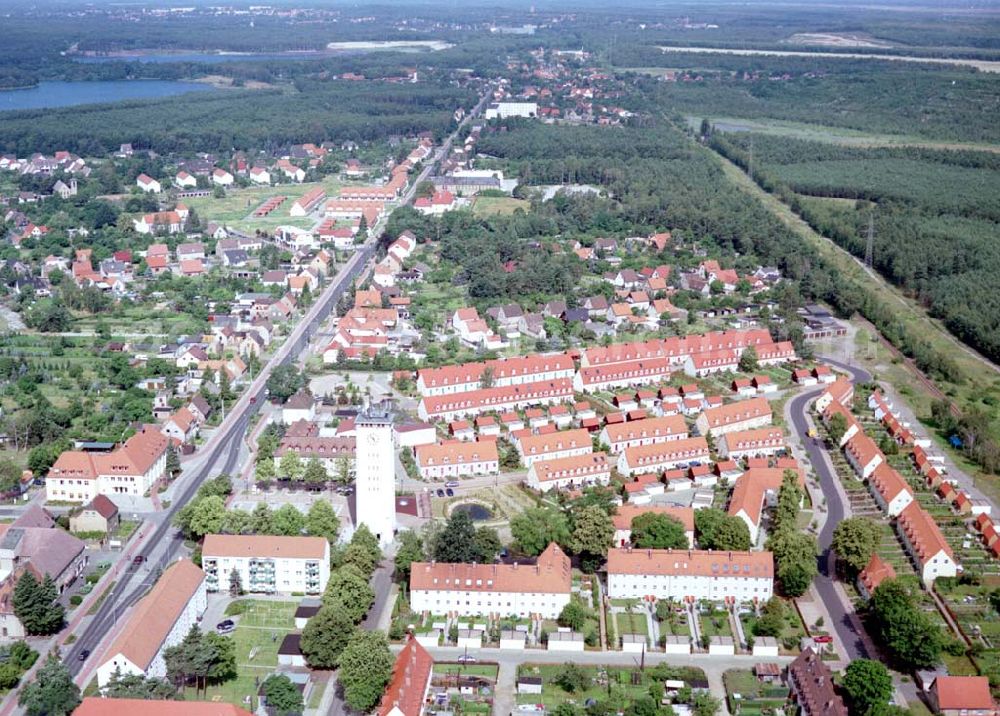 Schwarzheide / BRB from the bird's eye view: Ortsansicht der Wohngebiete um den Wasserturm in Schwarzheide.