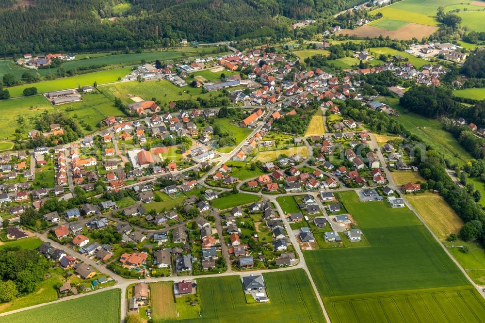 Aerial image Wrexen - Town View of the streets and houses of the residential areas in Wrexen in the state Hesse, Germany