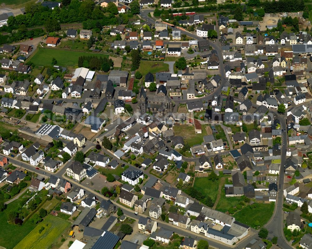 Thür from the bird's eye view: View of the centre of Thuer in the state of Rhineland-Palatinate. The agricultural borough and municipiality is located in the county district of Mayen-Koblenz and surrounded by meadows and rapeseed fields. The boroughs of Regniarisbrunnen and Fraukirch belong to Thuer as well. The centre of Thuer includes several historic buildings