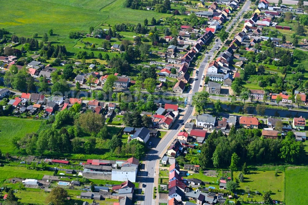 Zerpenschleuse from the bird's eye view: Town View of the streets and houses of the residential areas along L100 in Zerpenschleuse in the state Brandenburg, Germany