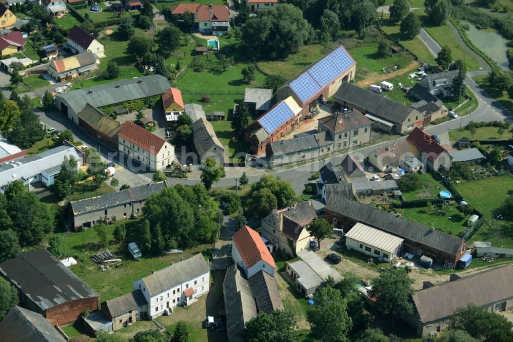 Zschettgau from the bird's eye view: View of Zschettgau in the state of Saxony. Several buildings and farms are located star-shaped in the centre of the village