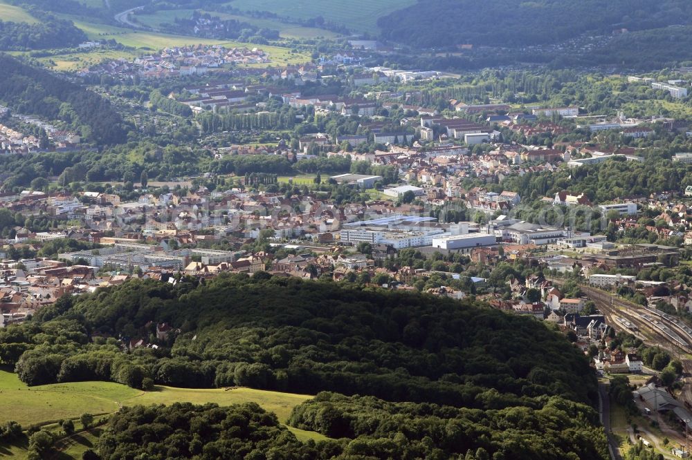 Eisenach from the bird's eye view: In the Valley of Hoersel on the northern edge of the Thuringian Forest, the district-free city Eisenach is located in the state of Thuringia. Before us lies on a green hill, the city park with the villa Pflugensberg. From the sea of ??the spire of St. Elisabeth church rises. Behind the Jakobstrasse an urban development area can be seen. The large commercial real estate near the railway tracks is the automotive MiTeC Automotive AG. In the background is the Sport-u. Leisure center -At the Katzenaue- to recognize