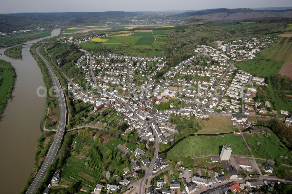 Aerial photograph Trier Ruwer / Eitelsbach - Views of the local district Ruwer / Eitelsbach with residential areas, church and primary school in Trier in Rhineland-Palatinate