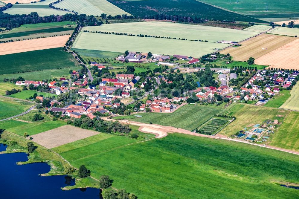 Aerial photograph Heinrichsberg - Town on the banks of the river Elbe in Heinrichsberg in the state Saxony-Anhalt, Germany