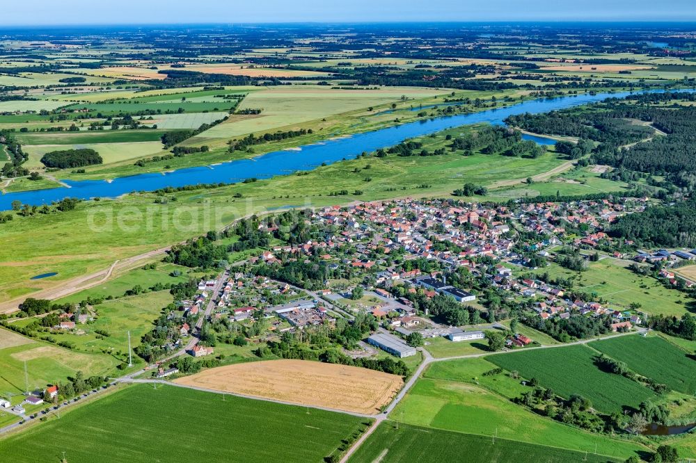 Sandau (Elbe) from above - Town on the banks of the river Elbe in Sandau (Elbe) in the state Saxony-Anhalt, Germany