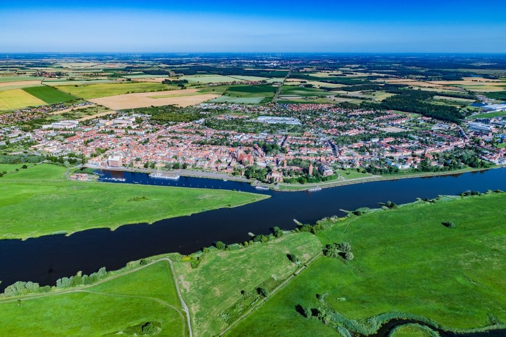 Tangermünde from the bird's eye view: Town on the banks of the river Elbe in Tangermuende in the state Saxony-Anhalt, Germany