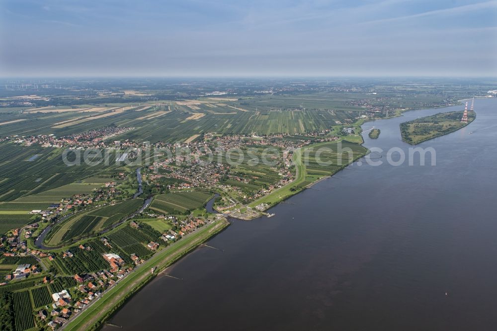 Grünendeich from the bird's eye view: Village on the river bank areas Luehe in Gruenendeich Altes Land an der Elbe in the state Lower Saxony, Germany