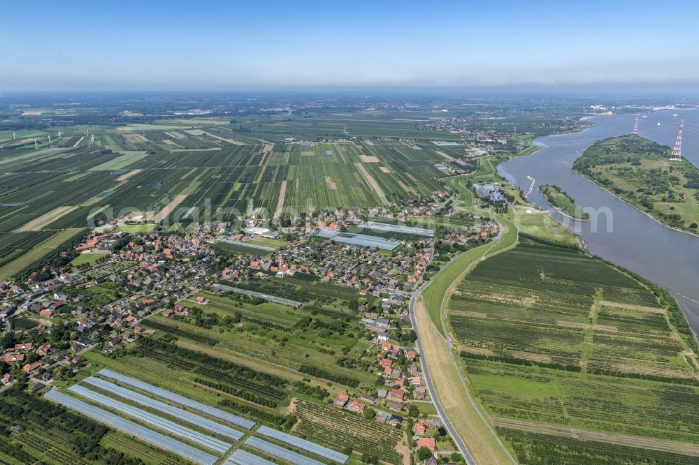 Aerial photograph Grünendeich - Village on the river bank areas Luehe in Gruenendeich Altes Land an der Elbe in the state Lower Saxony, Germany