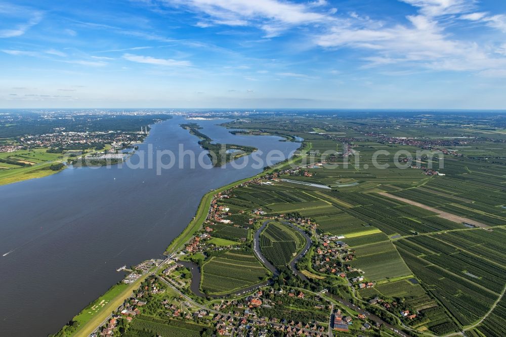 Grünendeich from the bird's eye view: Village on the river bank areas Luehe in Gruenendeich Altes Land an der Elbe in the state Lower Saxony, Germany