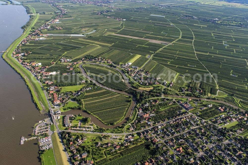 Aerial photograph Grünendeich - Village on the river bank areas Luehe in Gruenendeich Altes Land an der Elbe in the state Lower Saxony, Germany