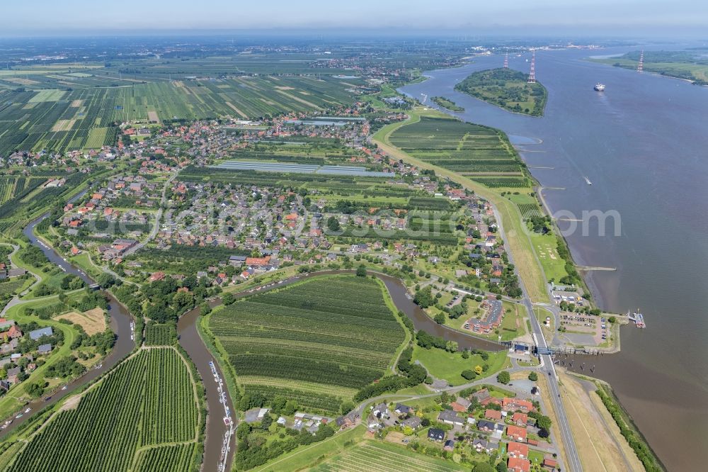 Grünendeich from the bird's eye view: Village on the river bank areas Luehe and Lueheanleger in Gruenendeich in the state Lower Saxony, Germany