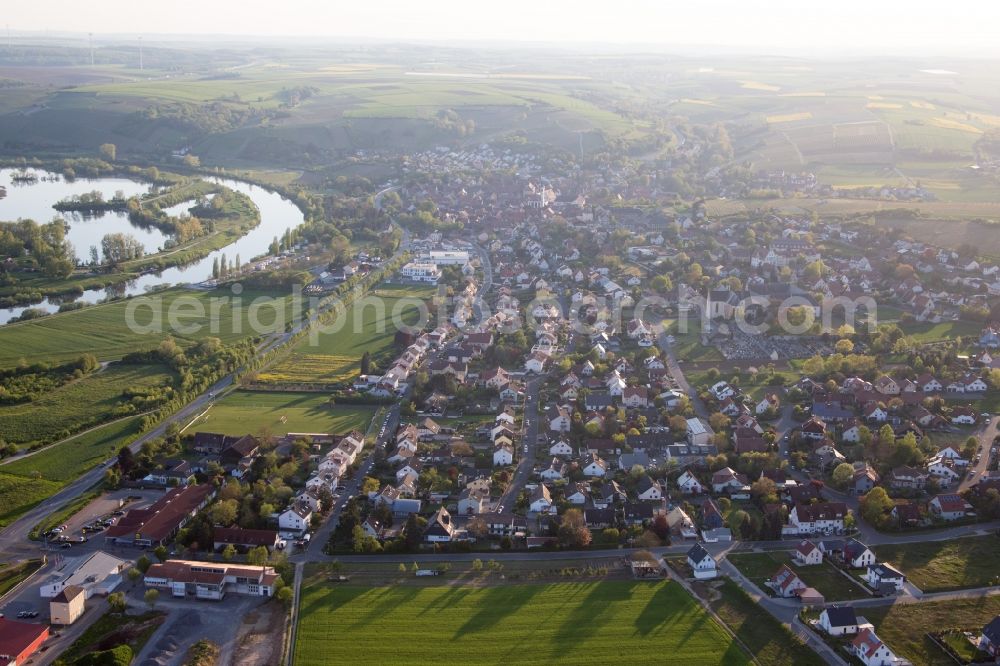 Dettelbach from the bird's eye view: Town on the banks of the river of the Main river in Dettelbach in the state Bavaria