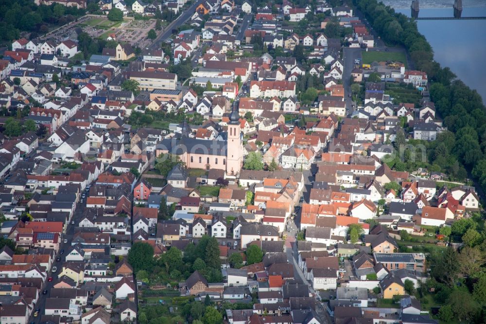 Aerial image Großkrotzenburg - Town on the banks of the river of the Main river in Grosskrotzenburg in the state Hesse, Germany