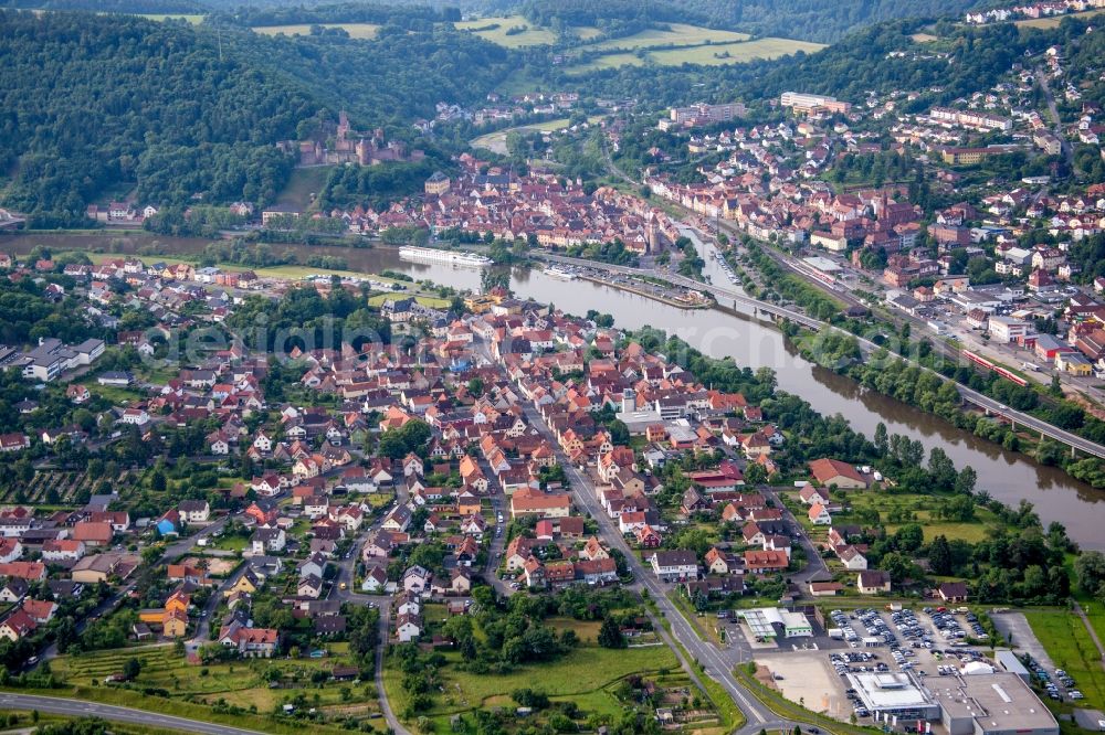 Kreuzwertheim from the bird's eye view: Town on the banks of the river of the Main river in Kreuzwertheim in the state Bavaria, Germany