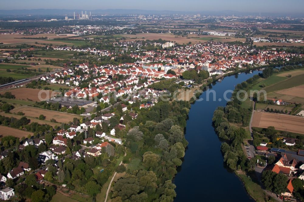 Edingen-Neckarhausen from the bird's eye view: Town on the banks of the river of the river Neckar in the district Edingen in Edingen-Neckarhausen in the state Baden-Wuerttemberg