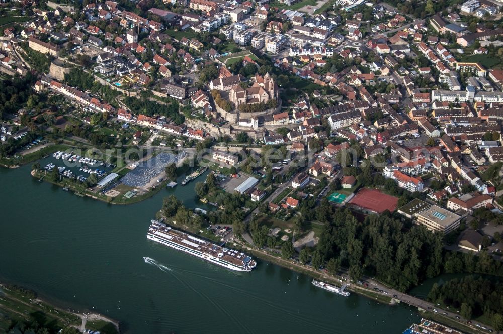 Aerial photograph Breisach am Rhein - Town on the banks of the river Rhein in Breisach am Rhein in the state Baden-Wuerttemberg