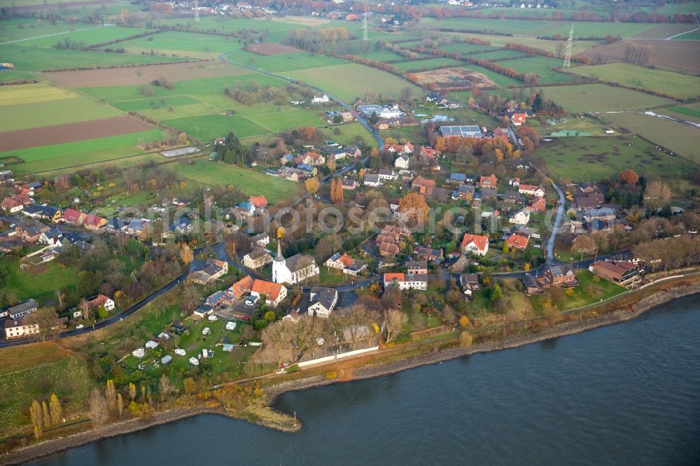 Götterswickerhamm from the bird's eye view: Town on the banks of the river of Rhine in Goetterswickerhamm in the state North Rhine-Westphalia