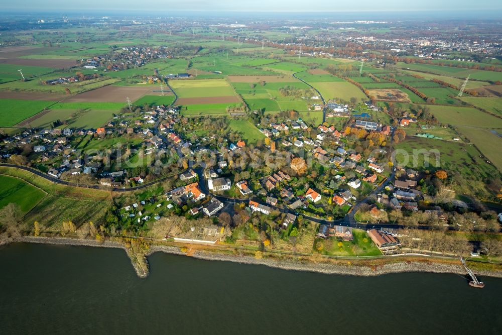 Voerde (Niederrhein) from the bird's eye view: Town on the banks of the river of Rhine in the district Goetterswickerhamm in Voerde (Niederrhein) in the state North Rhine-Westphalia