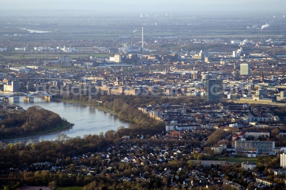 Aerial image Mannheim - Town on the banks of the river of the Rhine river in the district Lindenhof in Mannheim in the state Baden-Wuerttemberg