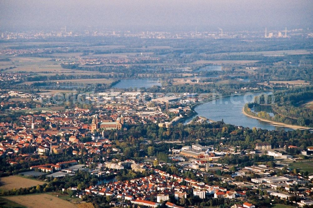 Aerial photograph Speyer - Town on the banks of the river of the Rhine river in Speyer in the state Rhineland-Palatinate, Germany