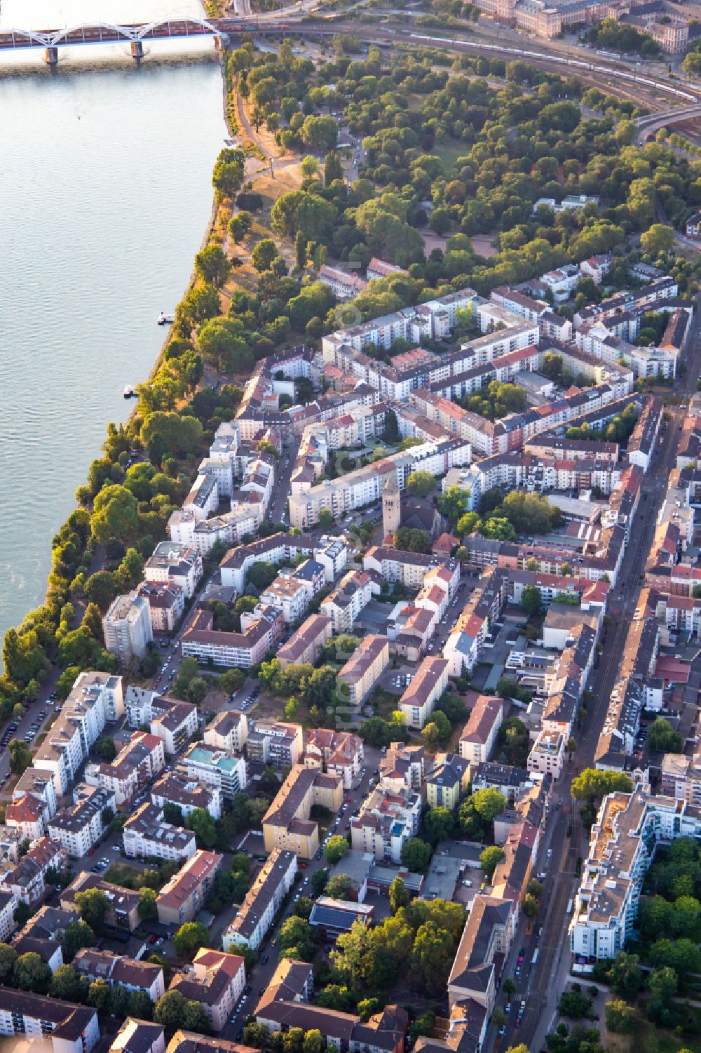 Aerial image Mannheim - Town on the banks of the river of the Rhine river in the district Lindenhof in Mannheim in the state Baden-Wuerttemberg, Germany