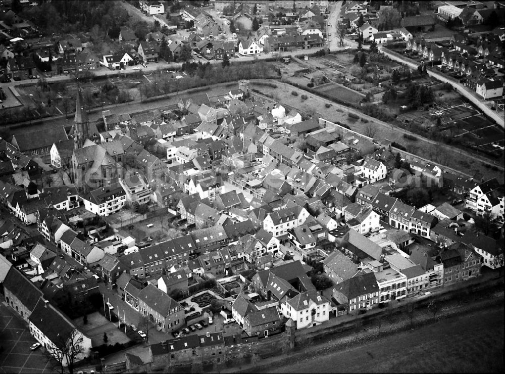 Zons from the bird's eye view: Town on the banks of the river of the Rhine river in Zons in the state North Rhine-Westphalia, Germany