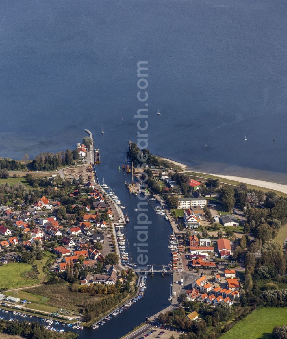 Greifswald from the bird's eye view: Place to the river to bank areas of the Ryck in Greifswald in the federal state Mecklenburg-West Pomerania