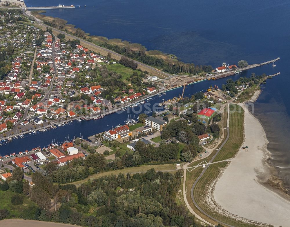 Aerial photograph Greifswald - Place to the river to bank areas of the Ryck in Greifswald in the federal state Mecklenburg-West Pomerania