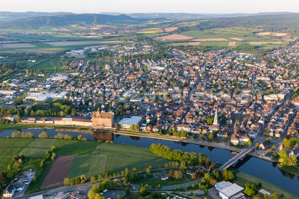 Holzminden from the bird's eye view: Town on the banks of the river Weser in Holzminden in the state Lower Saxony, Germany