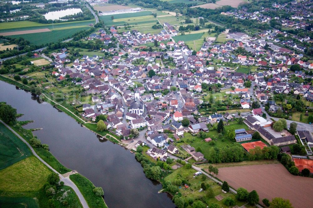 Aerial photograph Höxter - Town on the banks of the river of the Weser river in the district Luechtringen in Hoexter in the state North Rhine-Westphalia, Germany