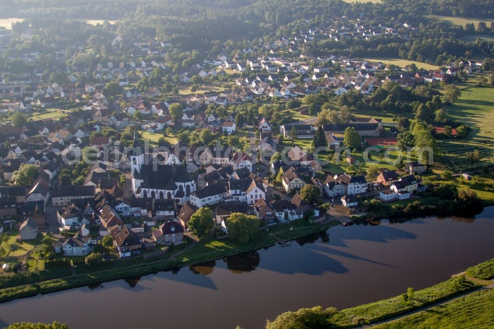 Höxter from the bird's eye view: Town on the banks of the river of the Weser river in the district Luechtringen in Hoexter in the state North Rhine-Westphalia, Germany