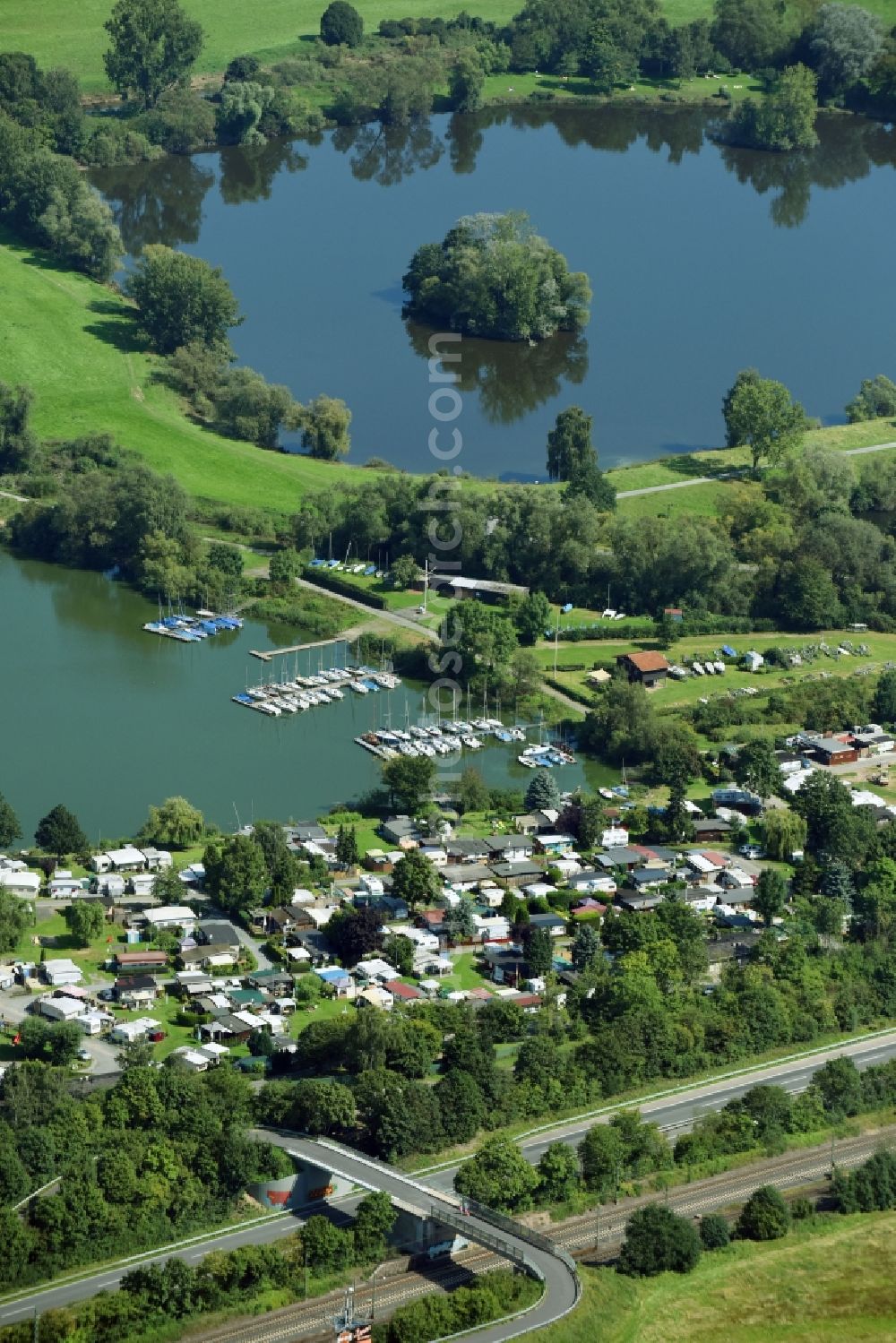 Aerial image Heuchelheim - Town on the banks of the Dutenhofener Sees in the district Dutenhofen in Heuchelheim in the state Hesse, Germany