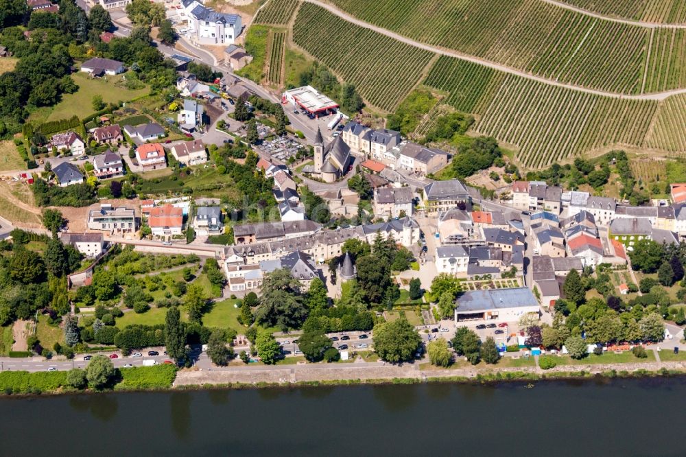 Aerial photograph Schengen - Town with the European Museum Schengen between the banks of the river of the river Mosel and steep Wineyards in Schengen in Grevenmacher, Luxembourg