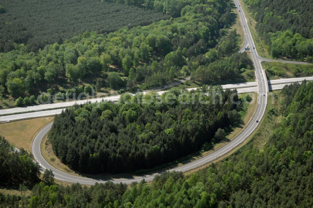 WANDLITZ from above - Blick auf die Autobahnabfahrt Wandlitz mit der Ortsduchfahrung B 273 im südlichen Ortsbereich von Wandlitz. Landesbetrieb Straßenwesen Brandenburg (