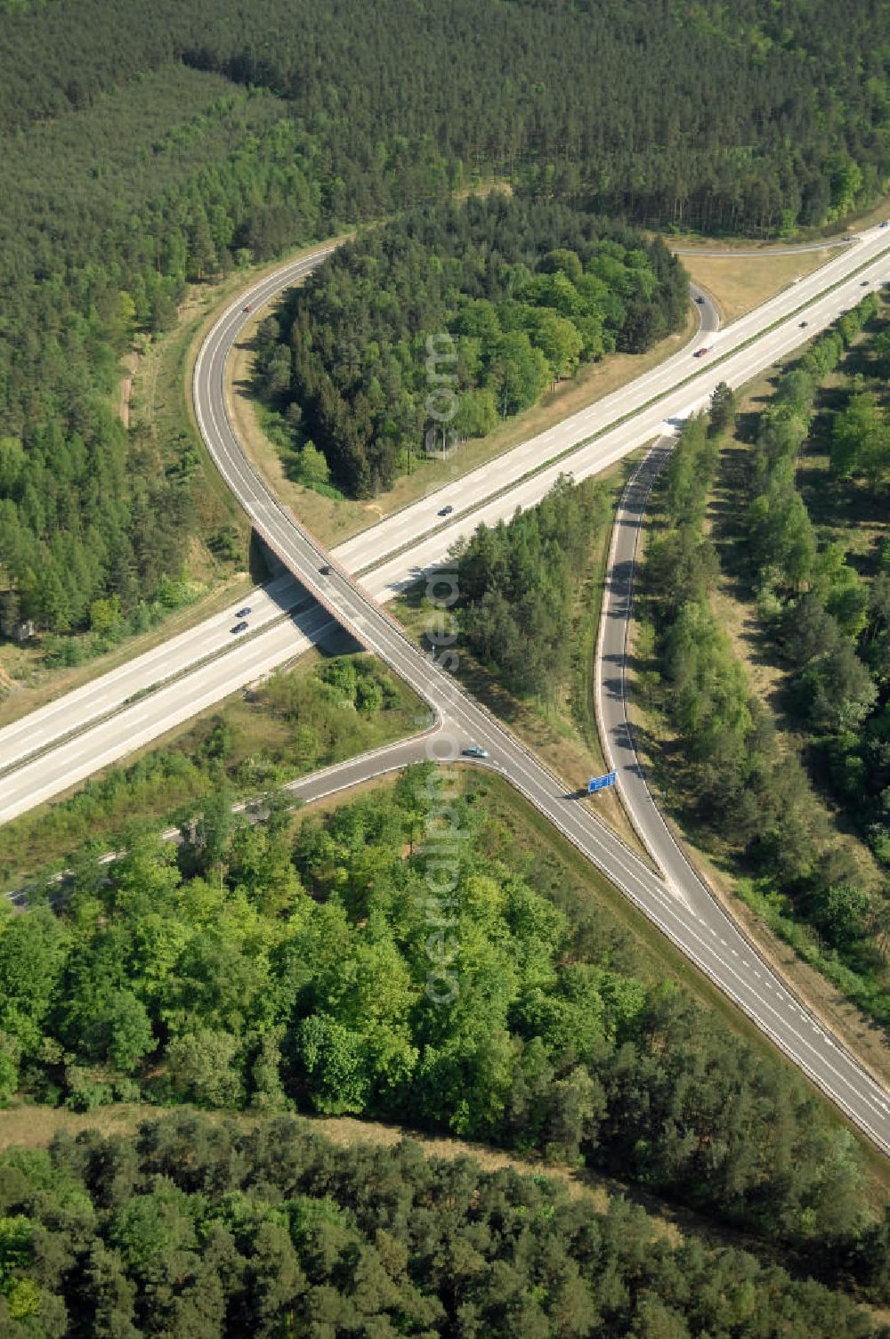 WANDLITZ from above - Blick auf die Autobahnabfahrt Wandlitz mit der Ortsduchfahrung B 273 im südlichen Ortsbereich von Wandlitz. Landesbetrieb Straßenwesen Brandenburg (