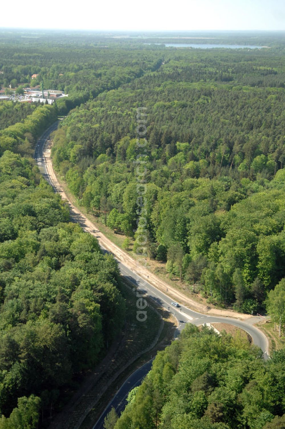 WANDLITZ from above - Blick auf die Ortsduchfahrung B 273 im südlichen Ortsbereich von Wandlitz. Landesbetrieb Straßenwesen Brandenburg (