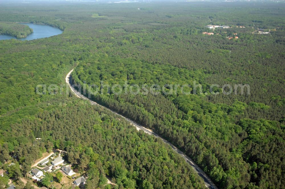 WANDLITZ from above - Blick auf die Ortsduchfahrung B 273 im südlichen Ortsbereich von Wandlitz. Landesbetrieb Straßenwesen Brandenburg (