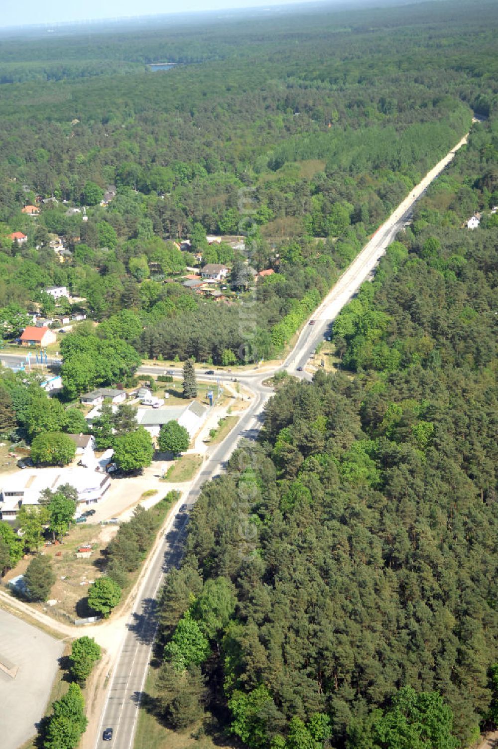 Aerial image WANDLITZ - Blick auf die Ortsduchfahrung B 273 im südlichen Ortsbereich von Wandlitz. Landesbetrieb Straßenwesen Brandenburg (