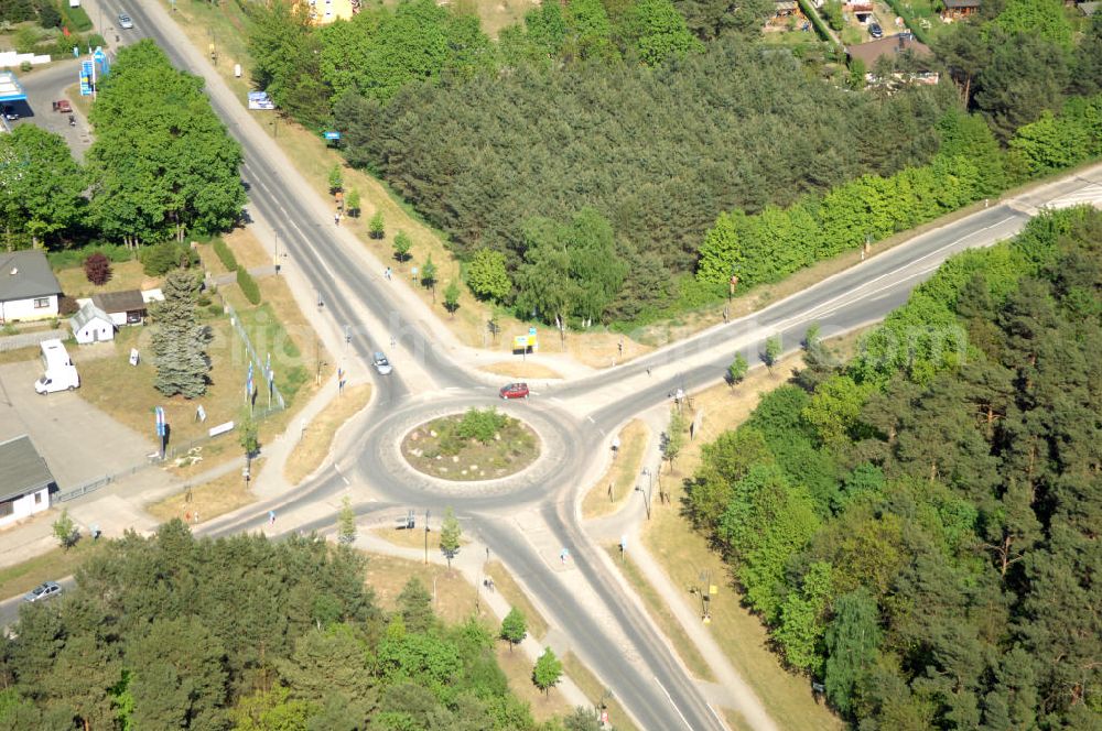 WANDLITZ from above - Blick auf die Ortsduchfahrung B 273 im südlichen Ortsbereich von Wandlitz. Landesbetrieb Straßenwesen Brandenburg (