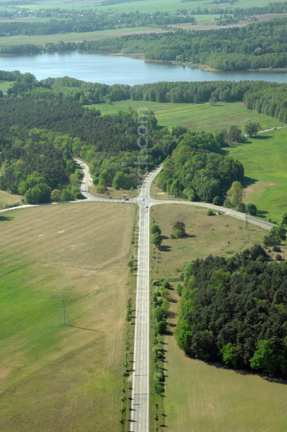 WANDLITZ from above - Blick auf die Ortsduchfahrung B 273 im südlichen Ortsbereich von Wandlitz. Landesbetrieb Straßenwesen Brandenburg (