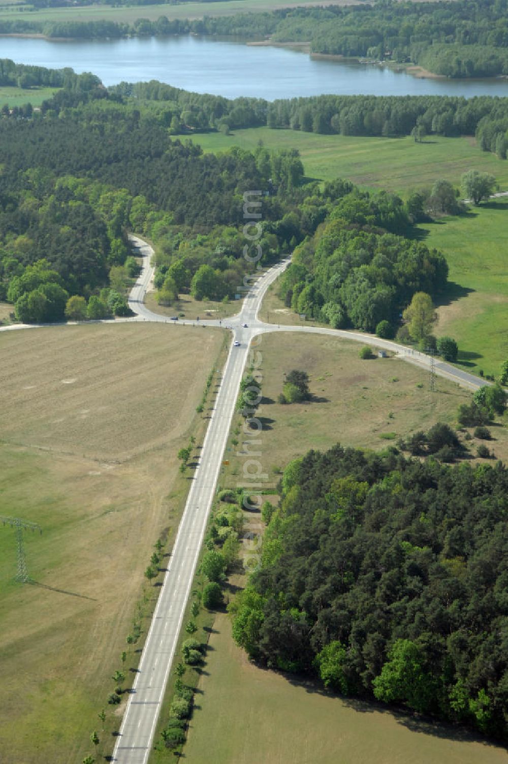 WANDLITZ from the bird's eye view: Blick auf die Ortsduchfahrung B 273 im südlichen Ortsbereich von Wandlitz. Landesbetrieb Straßenwesen Brandenburg (