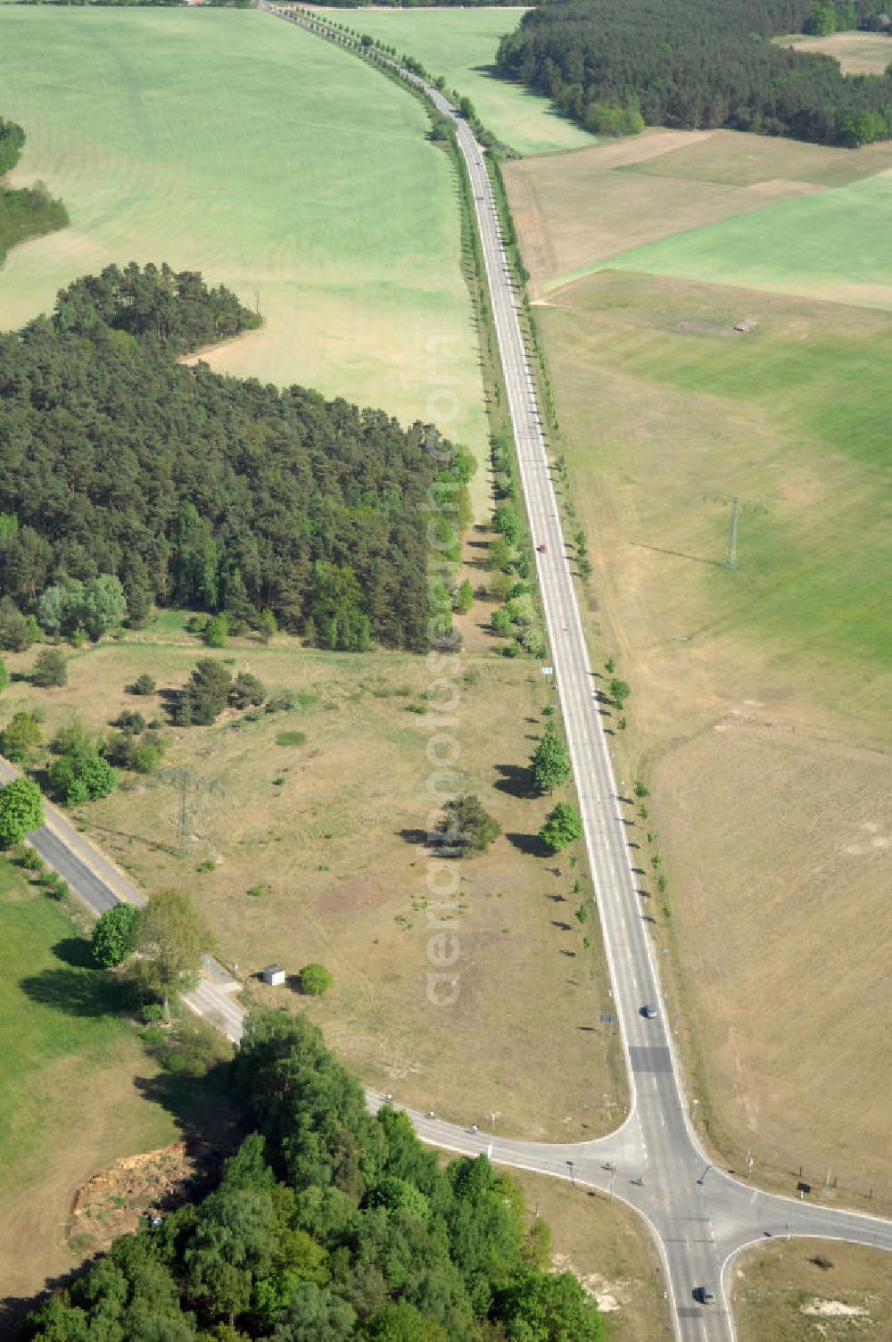 WANDLITZ from above - Blick auf die Ortsduchfahrung B 273 im südlichen Ortsbereich von Wandlitz. Landesbetrieb Straßenwesen Brandenburg (